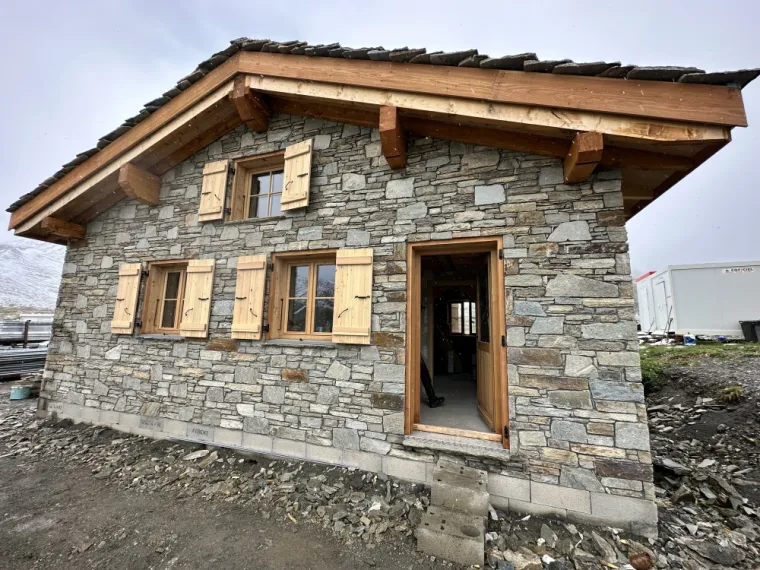 Réalisation de façades en pierres isolées à Tignes, Albertville, FSM