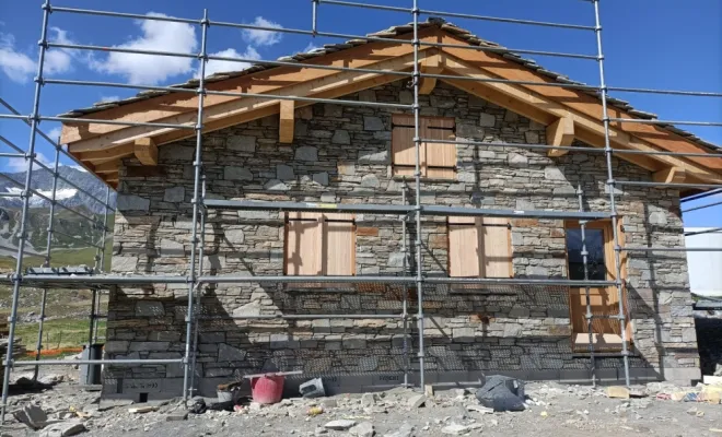 Réalisation de façades en pierres isolées à Tignes, Albertville, FSM